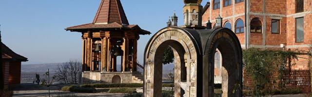 Ovaj manastir krije zakopano blago: Deca se tamo krste u ledenoj vodi, a mnogi dolaze zbog jedne legende