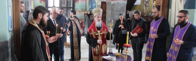 SEĆANJE KOJE BOLI: Mitropolit Atanasije služio parastos za nevino stradale u NATO agresiji