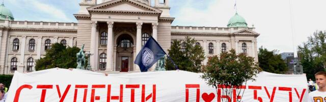 „Jedan ima potres mozga“: Napadnuto i povređeno troje aktivista u Beogradu tokom deljenja nalepnica