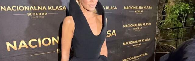 Nikad vatrenije izdanje! Nataša Bekvalac u bodiju sa ogromnom kragnom pokazala noge od milion dolara