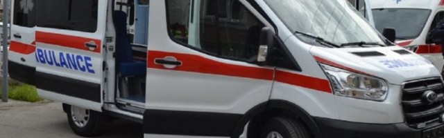 Muškarac na električnom trotinetu se zakucao u vozilo, sa teškim povredama prevezen u Urgentni centar