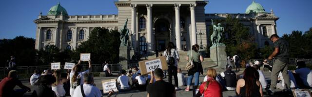 Srbi u kavezu „demokratije”