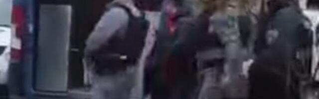 UHAPŠEN BIVŠI MINISTAR ZBOG TRAGEDIJE U KOČANIMA: Sa lisicama na rukama ga SPOVODE U POLICIJSKI KOMBI (VIDEO)