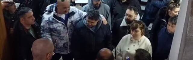 Građani Šida traže ostavke lokalnih funkcionera: Ušli u zgradu opštine (VIDEO)