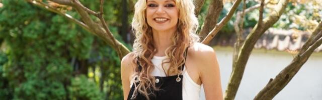 Maja Mandžuka "GORI" u bikiniju na moru: Hleb jede uz špagete, a izgleda isto već 24 godine (FOTO)