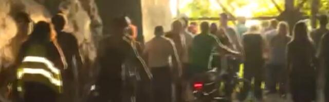 Napeto u NS: Policija preprečila put, građani prolaze kroz tunel ispod Petrovaradina (VIDEO)