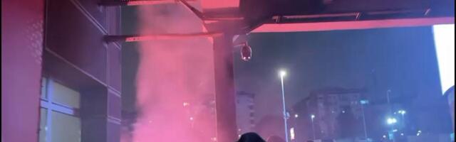 Navijači Partizana lomili ispred Arene, pa opet zapalili baklje