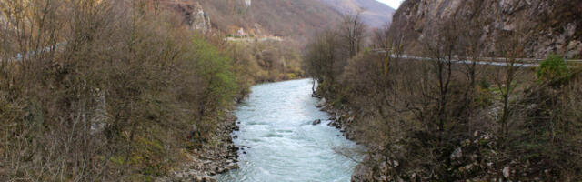 Vozilo skliznulo u Lim kod Priboja, dva putnika uspela da se izvuku (VIDEO)