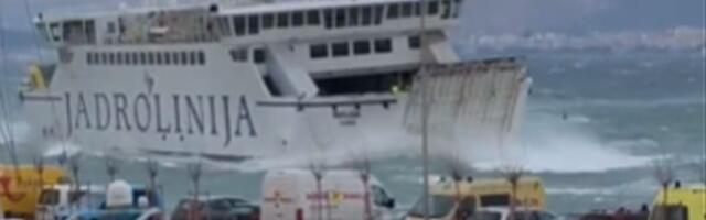 INCIDENT U LUCI PLOČE! Trajekt udario u remorker, oglasila se Jadrolinija
