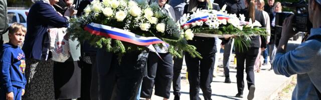 Mesarović i Vučević položili vence u Malom Orašju povodom godišnjice masovnog ubistva