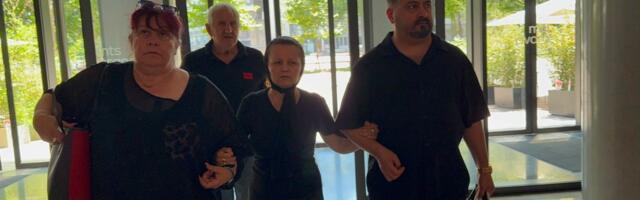 Ne može da govori, jeca na sav glas: Mala Cana stigla na komemoraciju Andriji Bajiću, komšije je pridržavaju