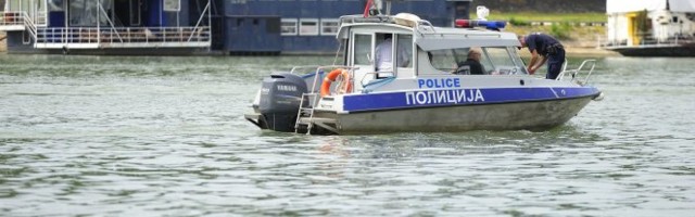PREVRNUO SE ČAMAC SA NEMAČKIM TURISTIMA! Rečna policija hitno reagovala, na vreme izvukla ŠEST OSOBA IZ SAVE