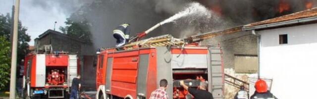 TRAGEDIJA U KOVINU! Vatra zahvatila celu kuću, muškarac izgoreo uz njoj!