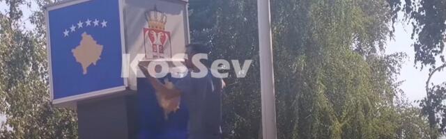 Grbovi Republike Srbije i opštine Kosovska Mitrovica prelepljeni grbom Kosova