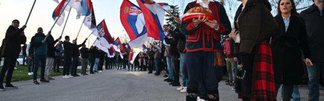 SRPSKE TROBOJKE STIŽU S JUGA! Srbi sa KiM četvrti dan pešače ka Beogradu, u vazduhu se oseća &quot;Ne damo Srbiju!&quot;