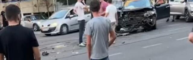 Stranac prošao kroz crveno, udario u auto u kom je bilo dece: Udes u Vojvode Stepe (FOTO/VIDEO)