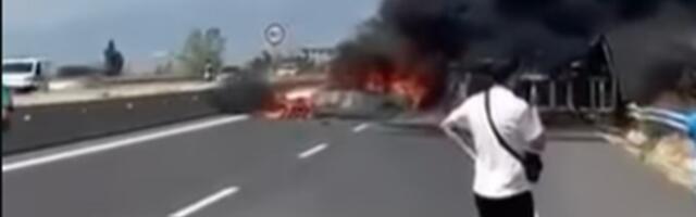 Automobil se pretvorio u BUKTINJU: Stravična nesreća u Grčkoj, poginule tri osobe (VIDEO)