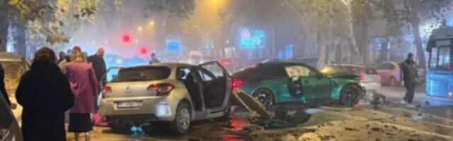 У центру Новог Сада тешка саобраћајна несрећа, ватрогасци секу возила