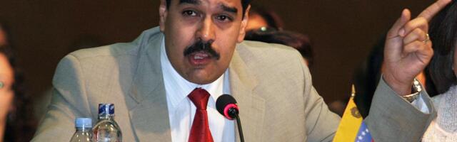 MADURO DO PONEDELJKA PRED AMERIČKIM SUDOM: Kidnapovani venecuelanski predsednik iz vojne baze prebačen u zatvor u Njujorku