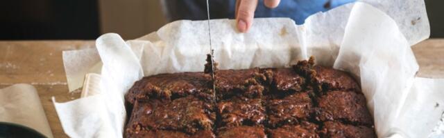 Sočne kocke sa kafom: Za manje od sat vremena imaćete savršen desert za Božićnu trpezu (RECEPT)