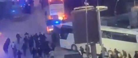 SCENE PAKLA U NOVOM PAZARU POSLE UTAKMICE: Torcida kamenovala autobuse, Delije iskakale kroz prozor! Opšti haos na ulicama