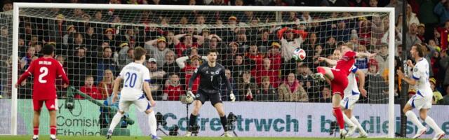 (VIDEO) Džeko uveo meč u Kardifu u produžetke, Bosna i Hercegovina posle penala u finalu baraža za Mundijal