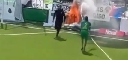 BIVŠI REPREZENTATIVAC ITALIJE GASIO POŽAR U TOKU UTAKMICE! Vatra buknula pored terena, on je odmah reagovao