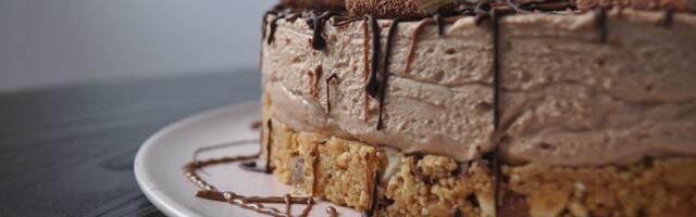Kremasta čokoladna fantazija: Kinder bueno torta koja osvaja na prvi zalogaj