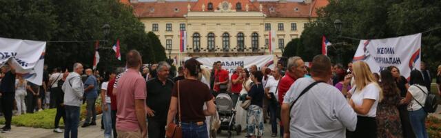 Slika koja je obišla Srbiju - Somborci satima stoje u redu, evo i zbog čega (FOTO)
