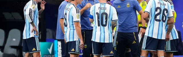 FUDBALER ARGENTINE REKAO ONO ŠTO BI SE MALO KO USUDIO NA NJEGOVOM MESTU! Iznenađujućim rečima izazvao gnev, navijači pale njegov dres