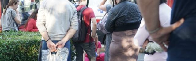 PROVLAČILA SE IZMEĐU DVA TROLEJBUSA, PA OBORENA! Devojka povređena, trotinet POTPUNO UNIŠTEN! (Foto)