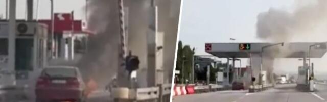 Jeziv snimak sa naplatne rampe Pojate! Vatra progutala automobil (VIDEO)