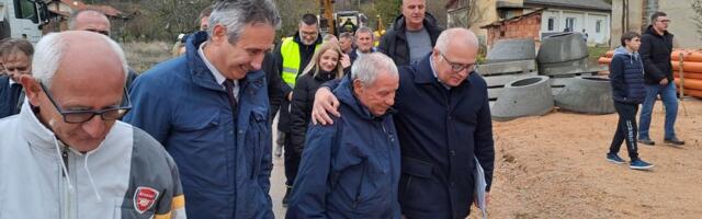 Vesić u Vranju: Kanalizacija za Donjotrebešinjčane, pa žurka s penzionerima FOTO