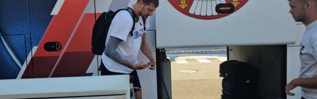 KOŠARKAŠI STIGLI U SRBIJU! Nikola Jokić uslikan među prvima,  Ognjena sačekao SIN ALEKSEJ, a svima pažnju privukla zanosna devojka Vasilija Micića (VIDEO)