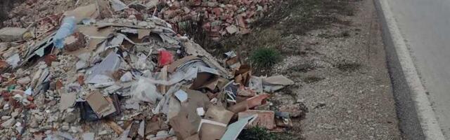 Kamioni zatrpavaju put ka Vučju: divlje deponije niču, vlast ćuti