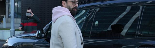 Uslikali smo Ognjena Amidžića ISPRED PORODILIŠTA: Voditelj otkrio na koga mala Lola liči, sve je spremno za izlazak Mine i ćerke