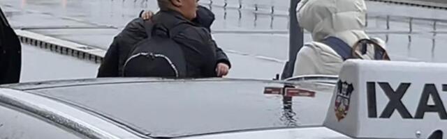 USLIKALI SMO MARIJU ŠERIFOVIĆ SA SINOM MARIOM NA AERODROMU: Pevačica projurila do automobila, mama Verica teglila kofere (PAPARACO)