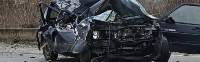 JEZIVE FOTOGRAFIJE SMRSKANOG VOZILA KOD PRIJEPOLJA! Vatrogasci sekli automobil - UDARIO U KAMION, POGINUO NA LICU MESTA! (FOTO)