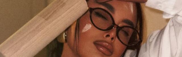 Raskopčana košulja, brašno po grudima i čipkani brus: Pevačica kao pohotna Jagodinka Simonović (FOTO)