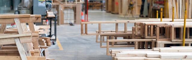 Radnici fabrike GIR iz Kraljeva protestuju ispred Skupštine grada: Duguju nam decembarsku i januarsku platu, a magacini prazni i sve stoji