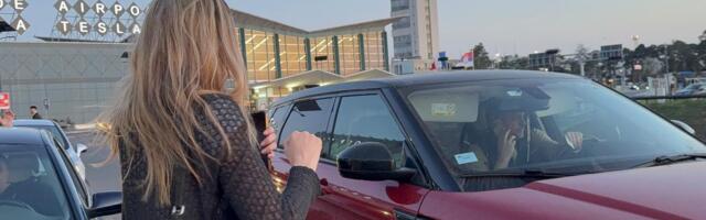 Ovo je zgodni partner Rade Manojlović: Došao po nju u skupocenoj mašini, pevačica puca od sreće