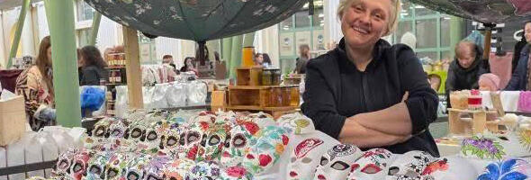 Ko se krije iza maske? Olivera Savić briše granice kultura, nasleđa i rituala dodirom magije