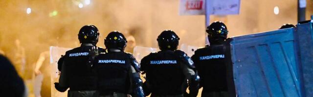 POGLEDAJTE BRUTALNE NAPADE BLOKADERA NA POLICIJU! Maskirani nasilnici NE BIRAJU sredstva - gađaju Žandarmeriju svim i svačim, nasrću kod Predsedništva (VIDEO)
