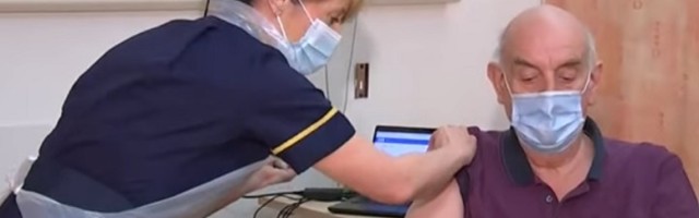 Prva osoba na svetu primila oksfordsku vakcinu (VIDEO)