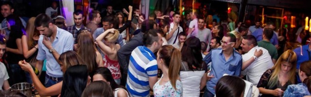 Svima vama koji kritikujete ljude koji se bolesni vraćaju sa odmora a svako veče izlazite, idete na svadbe i vozite se bez maske
