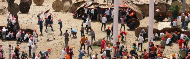 Da li je ovo najgluplji festival ikada - Gađaju se kamenjem i udaraju šipkama da bi dokazali veru