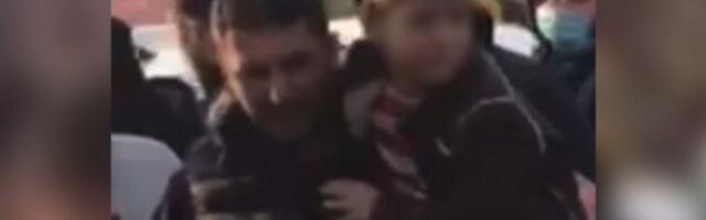 Srbijo, šta rade tvojoj deci?! Ovo su samo fašisti radili! Rulja zaustavila oca i naterala ga da iz kola izvadi svog uplakanog sina! /VIDEO/