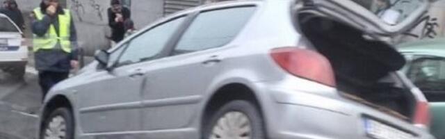 Auta propala kroz asfalt u Beogradu (FOTO)