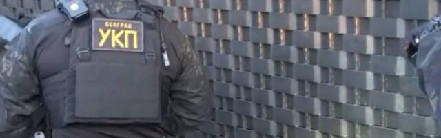 POGLEDAJTE KAKO UKP HAPSI ! Zaplenjena je veća količina opojnih droga-heroina i oružje PALO JOŠ DILERA! (VIDEO)