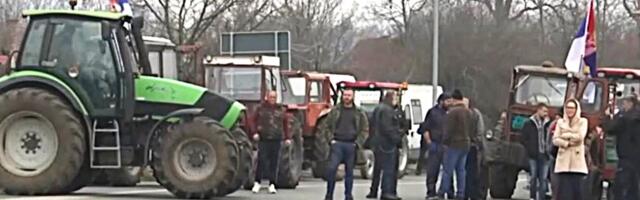 Poljoprivrednici na dva sata blokirali Ibarsku magistralu u Mrčajevcima